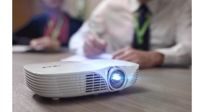 پروژکتور LED ایسر K138STi، یک پروژکتور قابل حمل کاربردی با باتری داخلی