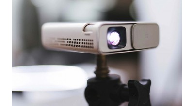 پروژکتور جیبی ایسوس ZenBeam Go E1Z با بهره بردن از باتری داخلی، قابلیت 5 ساعت نمایش مداوم تصویر را دارد