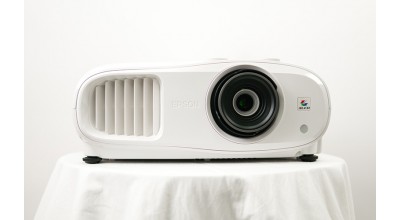 به دنبال یک پروژکتور خانگی 4K با قیمت مناسب هستید؟ پروژکتور اپسون EH-TW7000 برای شما ساخته شده است!