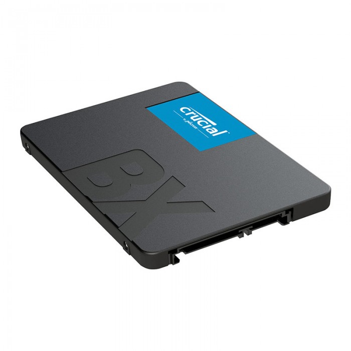 حافظه اس اس دی کروشیال BX500 500GB دارای بدنه ای باریک و مشکی است و بر روی آن آرم کروشیال در یک کادر آبی رنگ درج شده است