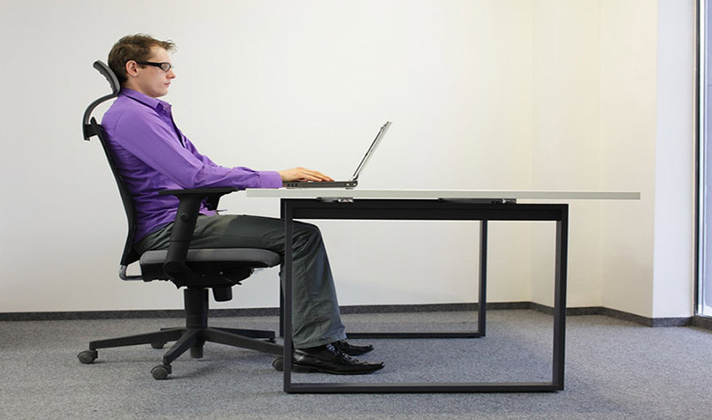 وضعیت صحیح نشستن در هنگام استفاده از لپ تاپ